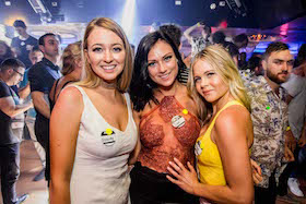 Hot girls at Gold Coast nightclub on Monday night pub crawl