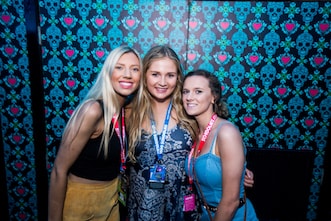  Girls Schoolies Gold Coast party tour club crawl smiling club Boutique