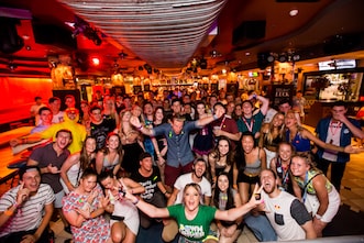 Schoolies Gold Coast club crawl group screaming party time