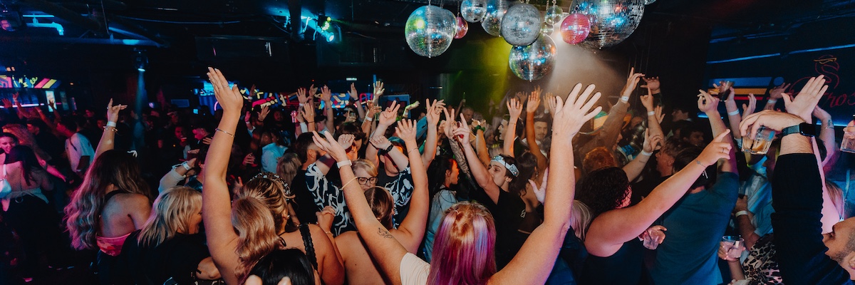Party tour group in Surfers Paradise nightlife prescient with Down Under pub crawl guides